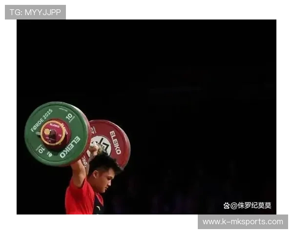 世界举重场出现惊天一举，杠铃直接被甩弯